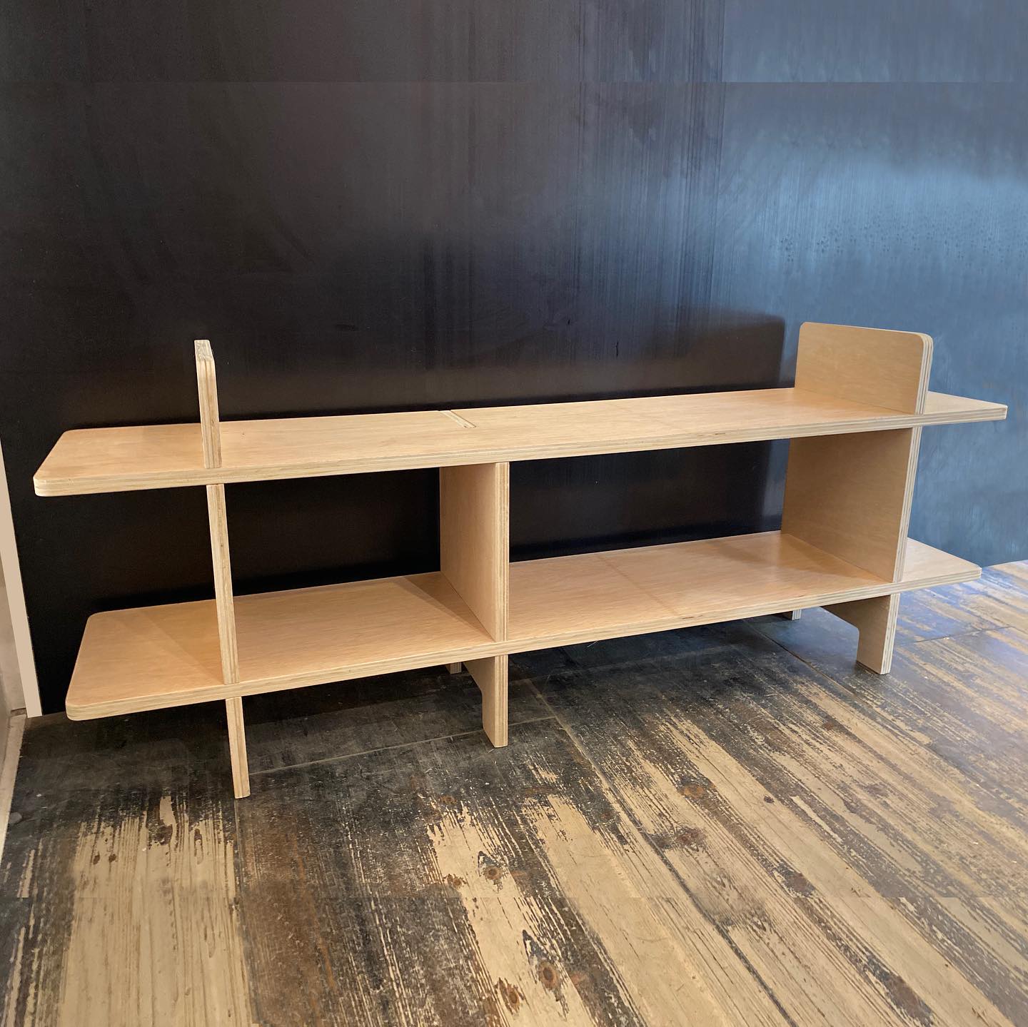 Butaca de estructura de madera y tapizado bouclé crema con cojín, sobre suelo de espiga